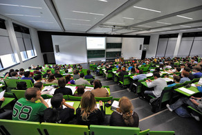 Seminargebäude Campus Nord Studierende sitzen in einem Hörsaal im Seminargebäude am Campus Nord.